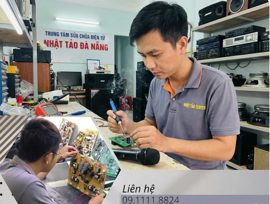 Kỹ thuật viên Nhật Tảo Center đang dùng đồng hồ đo mạch micro và hàn lại tụ điện