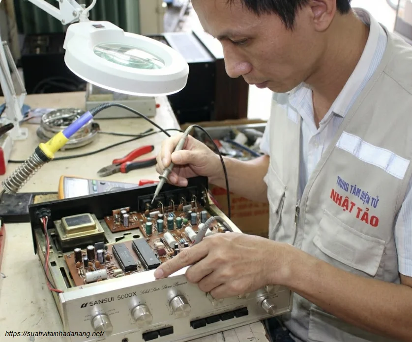 Kỹ thuật viên Nhật Tảo Center đang kiểm tra mạch công suất Amply Sansui