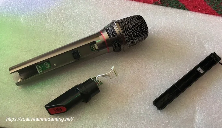 Sơ đồ các bộ phận bên trong một chiếc micro không dây