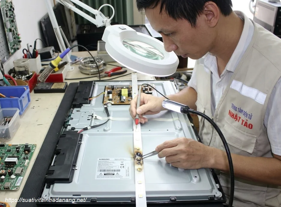 Kỹ thuật viên Nhật Tảo Center tháo máy kiểm tra dải đèn LED bị cháy trên tivi Samsung
