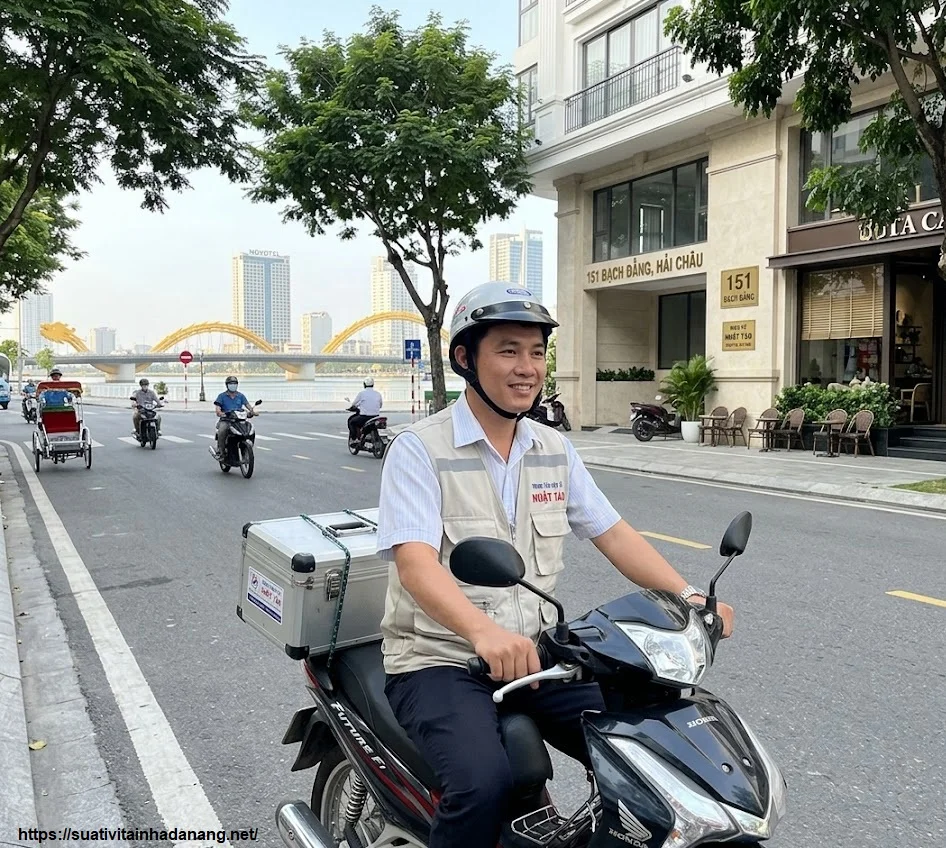 Dịch Vụ Sửa Tivi Tại Hương Trà Đà Nẵng – Khắc Phục Mọi Lỗi Tại Nhà Nhanh Chóng, Uy Tín 4 KTV đang lái xe máy có chở hộp đồ nghề hoặc đang đứng trước một căn nhà trên tuyến phố quen thuộc ở quận Hải Châu.