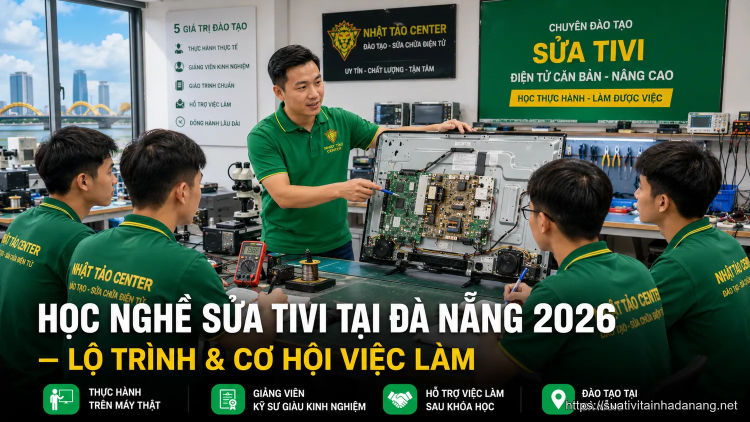 Lớp học nghề sửa tivi tại Đà Nẵng với giảng viên và học viên thực hành trên máy thật tại Nhật Tảo Center