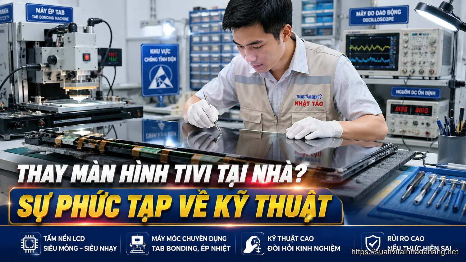 Kỹ thuật viên đang thao tác trên tấm nền tivi phức tạp tại xưởng chuyên nghiệp.