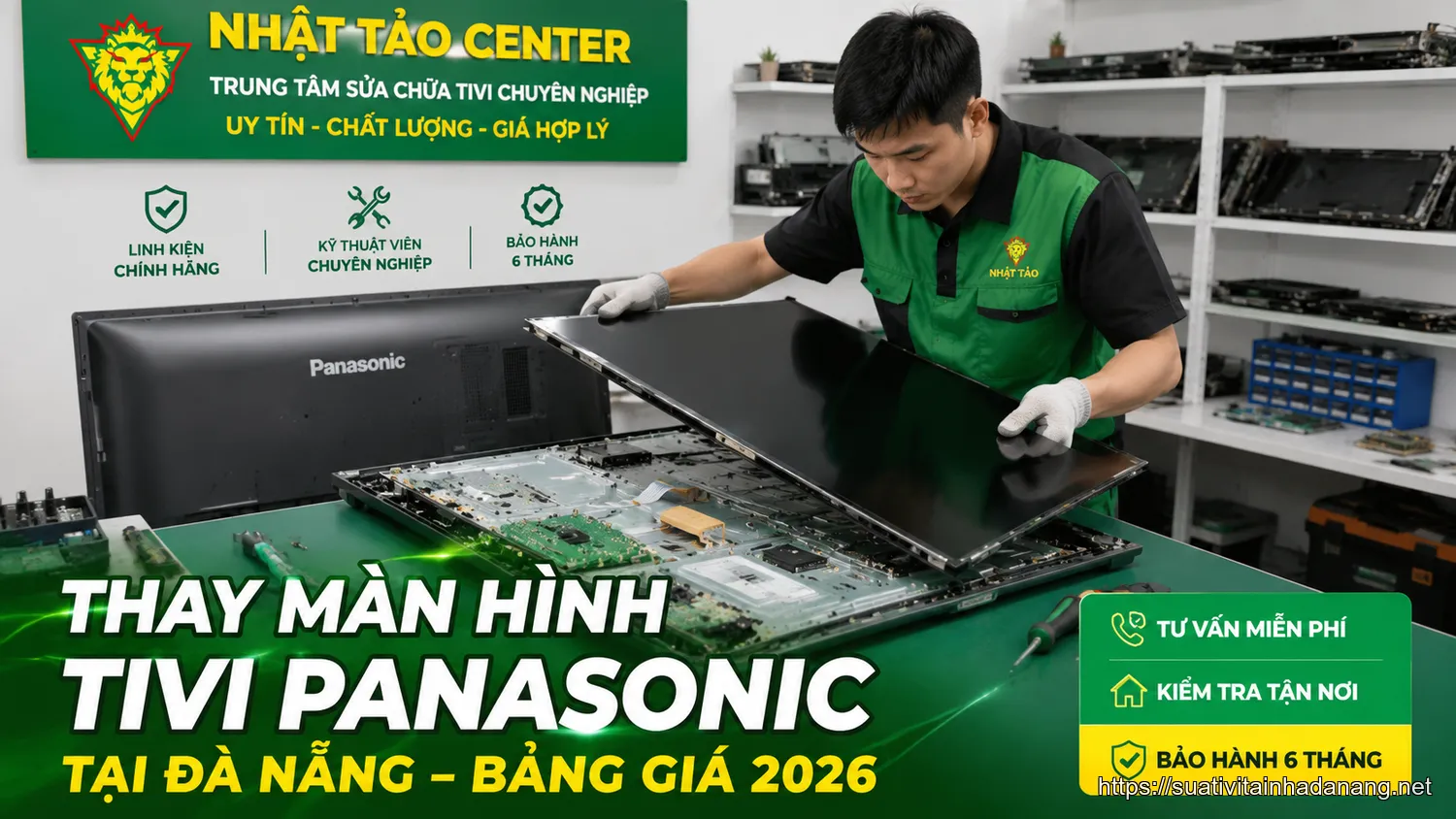 Kỹ thuật viên thay màn hình tivi Panasonic tại trung tâm sửa chữa Đà Nẵng